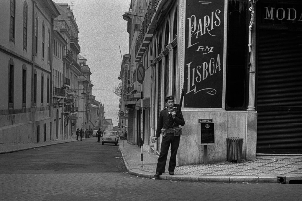 Rui Ochoa, Soldado no Chiado, o día seguinte, 26 de abril de 1974. ©Rui Ochoa