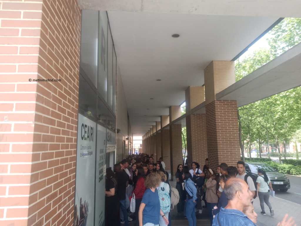People waiting outside Spanish Immigration office CEAR