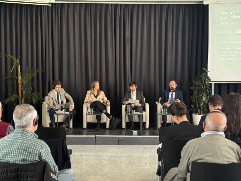 Mehmet GüllüoğluCoordinador de Ayuda Humanitaria para Palestina. Gobierno de TürkiyeMuhammed Hüseyin MercanProfesor asociado de Relaciones Internacionales, Universidad Yıldırım Beyazıt de AnkaraRaquel MartíDirectora Ejecutiva de UNRWA España