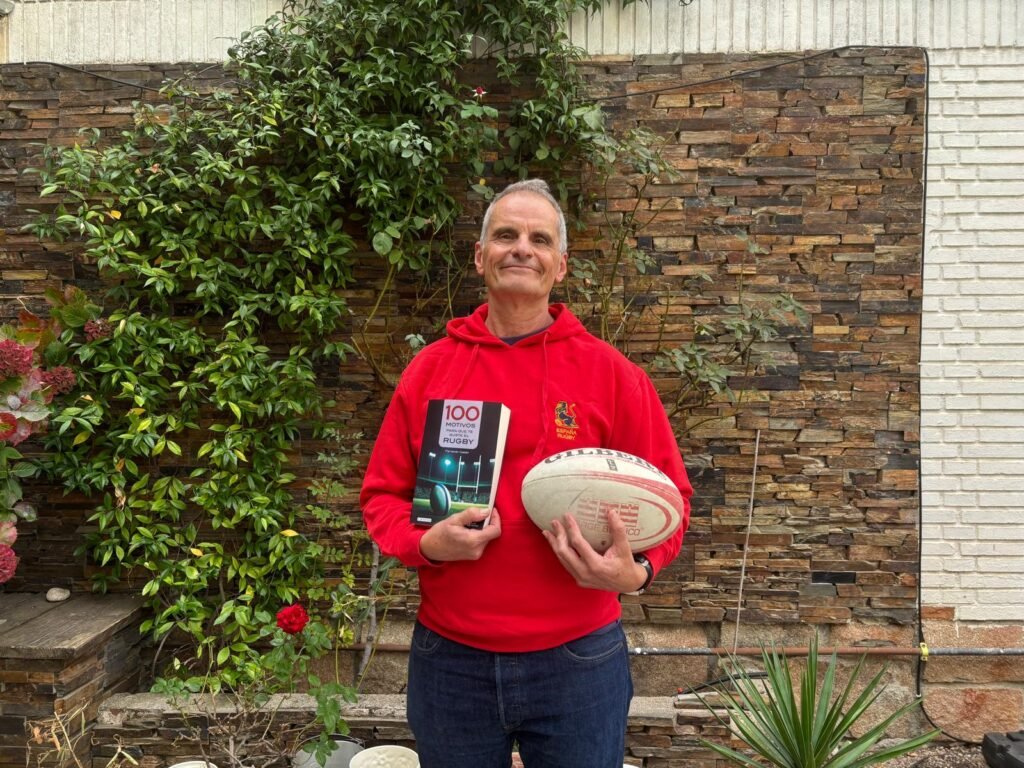 Fernando Castán with his book 100 Reasons you should Love Rugby